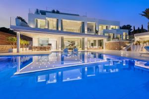 安德拉特斯Blue Sky Mallorca Luxury Villa的一座房子前面设有游泳池