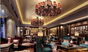 南宁南宁富力万达文华酒店的大堂设有桌椅和吊灯。