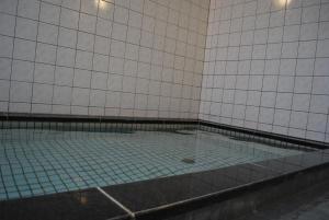 铃鹿市铃鹿斯托利亚酒店的白色瓷砖房间内的游泳池