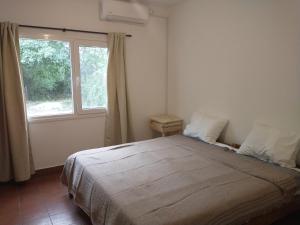 卡塔马卡Coneta, casa de Dios的一间卧室设有一张大床和一个窗户。