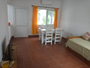 卡塔马卡Coneta, casa de Dios的客房设有桌椅和窗户。