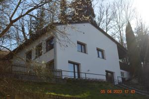 格罗尔斯泰因Dolomitenblick的一座带茅草屋顶的大型白色房屋