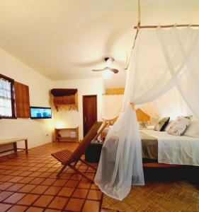 帕尔梅拉斯Recanto Villa São João的一间卧室配有一张带蚊帐的床