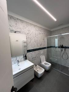 利多波波萨B&B A due passi dal mare的一间带水槽、卫生间和淋浴的浴室