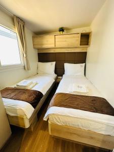 比奥格勒·纳·莫鲁Sandra Holiday Homes的小型客房 - 带2张床和窗户