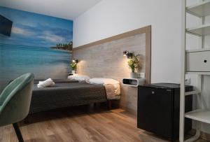 罗列特海岸Hotel Ridomar 365的一间卧室配有一张床,并画着海洋
