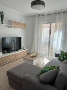 加鲁查Ático duplex con Vista Mar y Terraza Privada a 200m de la playa hasta 6 personas的带沙发和平面电视的客厅