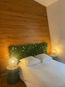 莱克朗兰比塞特尔Superbe et accuiellent appartement的一间卧室配有一张带两盏灯的大型白色床。