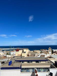 加鲁查Ático duplex con Vista Mar y Terraza Privada a 200m de la playa hasta 6 personas的城市的背景海景