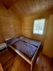 WądzynDomki na Górce的小木屋内一间卧室,配有一张床