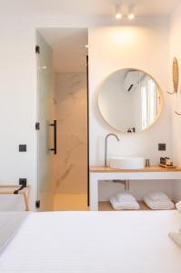 提诺斯Eleana Hotel的一间带水槽和镜子的浴室