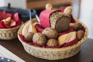 弗莱堡Bike- und Ferienhotel Freiburg的桌上装满面包和坚果的篮子