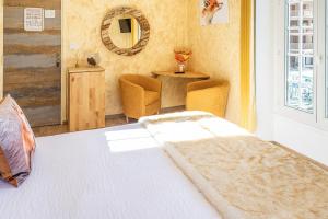 圣马丹韦叙比耶拉本青年旅馆 的一间卧室配有一张床、一张桌子和一面镜子