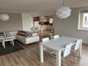 奥德多普Appartement Marina Port Zélande - Brouwersdam Zeeland的客厅配有白色桌子和沙发
