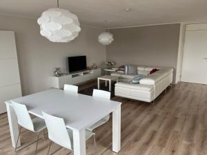 奥德多普Appartement Marina Port Zélande - Brouwersdam Zeeland的客厅配有白色桌子和沙发