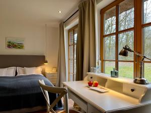 比斯平根Stimbekhof的一间卧室配有书桌、一张床和窗户。