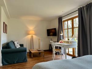 比斯平根Stimbekhof的一间卧室配有书桌、椅子和桌子