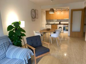 坎布里尔斯Acogedor apartamento con piscina en Vilafortuny, Cambrils的客厅以及带桌椅的厨房。
