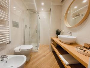 佩鲁贾Exclusive Apartment in Piazza Italia in Perugia的浴室配有卫生间、盥洗盆和淋浴。