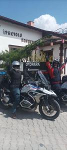阿瓦诺斯Ipekyolu Garden的两人骑摩托车停在商店前