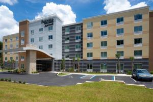 盖恩斯维尔Fairfield Inn & Suites by Marriott Gainesville I-75的酒店前方的 ⁇ 染