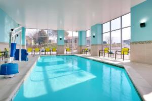 盐湖城SpringHill Suites by Marriott Salt Lake City Sugar House的大楼内一个蓝色的大型游泳池