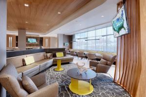 盐湖城SpringHill Suites by Marriott Salt Lake City Sugar House的大堂配有沙发、椅子和桌子