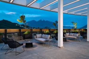 蒙特雷AC Hotel by Marriott Monterrey Valle的带家具的山景庭院