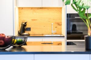 基姆湖畔普林OrangeHome Design Apartment zwischen See & Zentrum的厨房配有水槽和微波炉