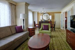 克利夫兰克里夫兰市中心基塔万豪酒店的客厅配有沙发和桌子