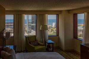 克利夫兰克里夫兰市中心基塔万豪酒店的酒店客房带一张床、椅子和窗户