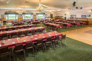 PolandThe Maine Inn at Poland Spring Resort的宴会厅配有红色的桌椅