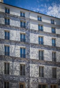 巴黎阿伯斯特洛福酒店的建筑的外墙,有窗户