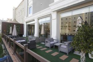 海米斯穆谢特فندق وايت مون للأجنحة الفندقية的一个带桌椅和遮阳伞的户外庭院。