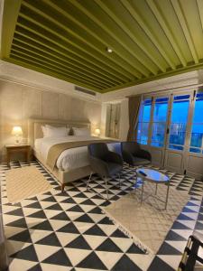 西迪·布·赛义德La Menara Hotel & SPA的一间卧室设有一张床和一个 ⁇ 板地板