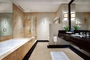 雅加达雅加达JW万豪酒店的带浴缸、水槽和淋浴的浴室