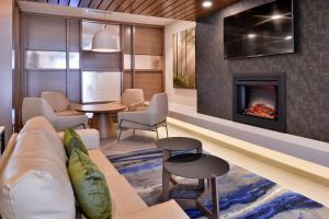 沙科皮Fairfield Inn and Suites by Marriott Minneapolis Shakopee的带沙发和壁炉的客厅