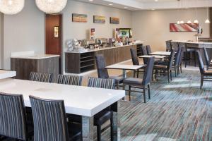 明尼阿波利斯明尼阿波利斯市中心旅行者酒店的一间带桌椅和柜台的餐厅
