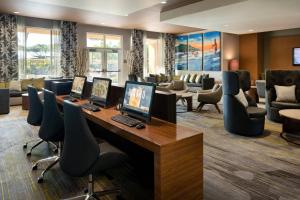 卡胡卢伊毛伊岛卡胡鲁伊机场万怡酒店的一间设有电脑和椅子的书桌的等候室