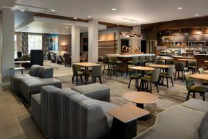 卡胡卢伊毛伊岛卡胡鲁伊机场万怡酒店的一间带桌椅的餐厅和一间酒吧