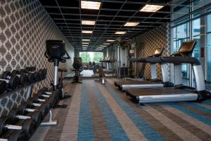 罗杰斯罗杰斯本顿维尔雅乐轩酒店的一间健身房,里面配有跑步机和机器