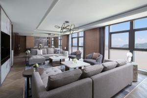 温州温州万豪酒店 的客厅设有大沙发、桌子和窗户