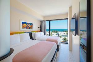 迈阿密海滩Moxy Miami South Beach的海景客房 - 带两张床