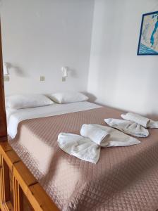 阿尔卡萨Blue Sea Studios的一间卧室配有两张床和白色毛巾。