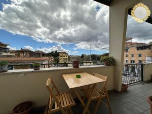 罗马Casa panoramica Roma SempiHome的美景阳台配有桌椅