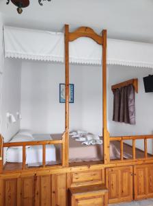 阿尔卡萨Blue Sea Studios的一间卧室配有一张木制双层床。