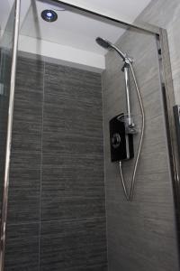 卡莱尔卡切富旅馆的浴室里设有玻璃门淋浴