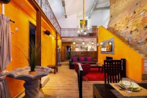 里斯本Kuta Loft Alfama的客厅设有黄色的墙壁和桌椅