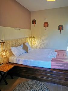 科托努提查尼俱乐部住宿加早餐旅馆的一间卧室配有两张床和一张桌子