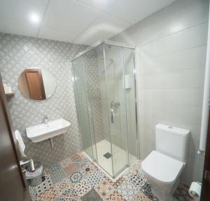 安索Casa Aurita的带淋浴、卫生间和盥洗盆的浴室